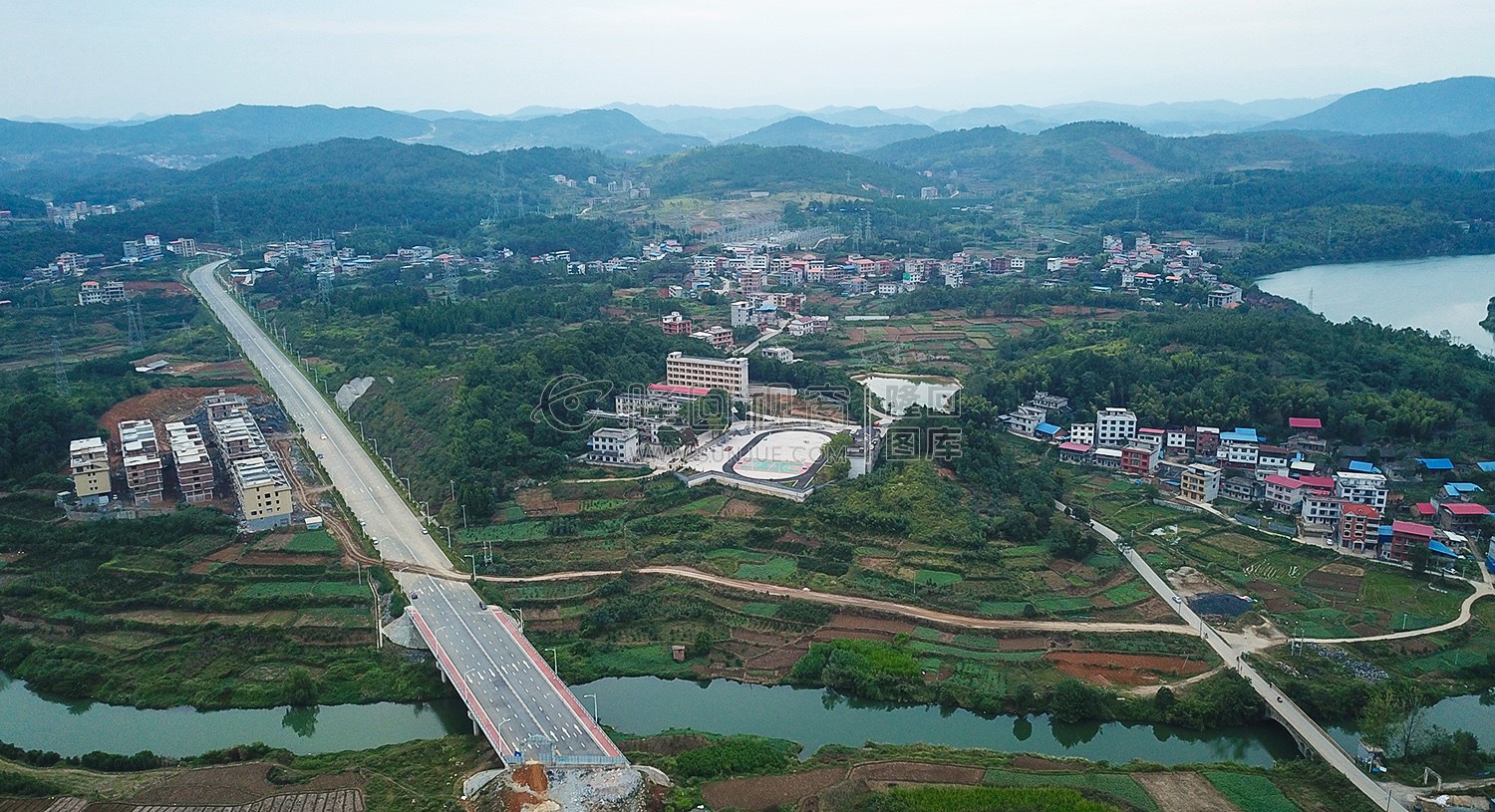 五里大桥旁的五里学校