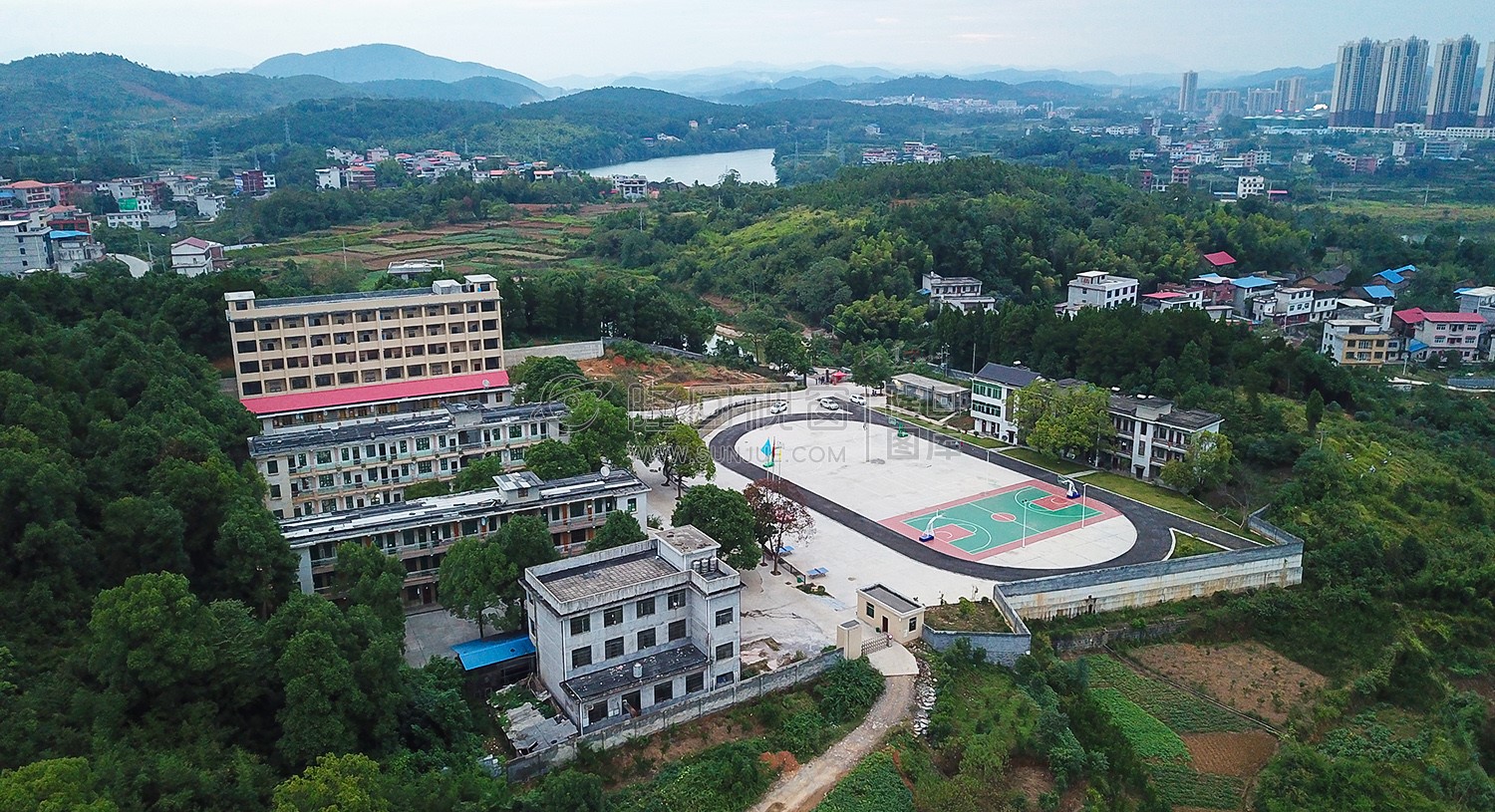 航拍五里学校全貌