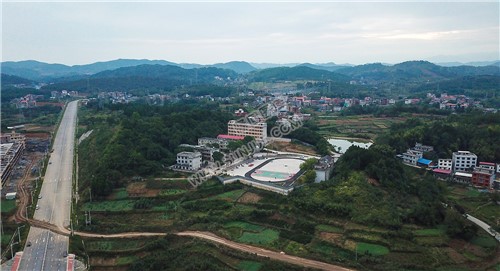 环城南路旁的学校