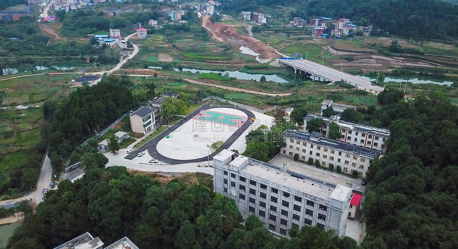 小江河旁的学校