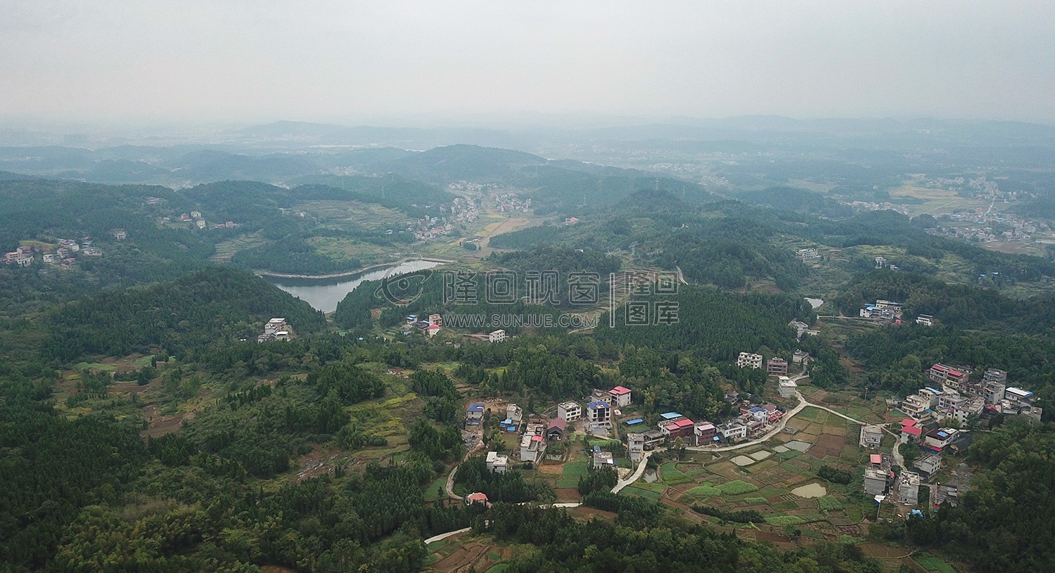 航拍村落周边风光