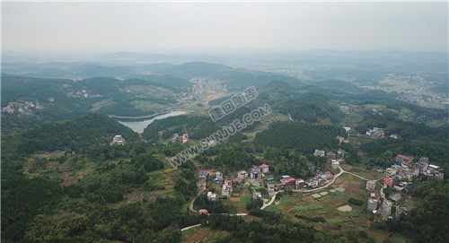 航拍村落周边风光