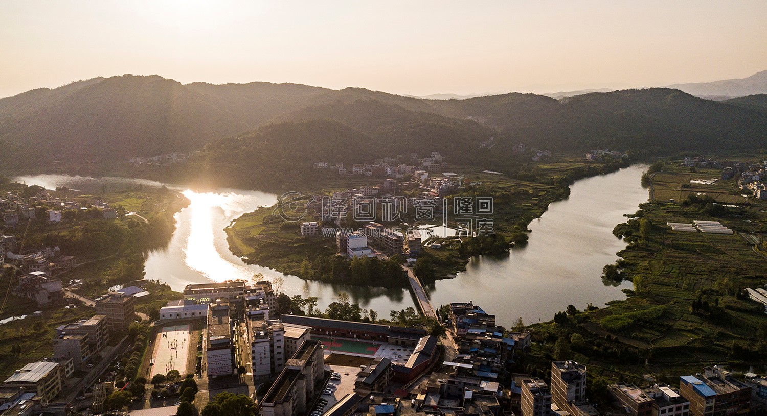 夕阳下辰河旁的华星学校