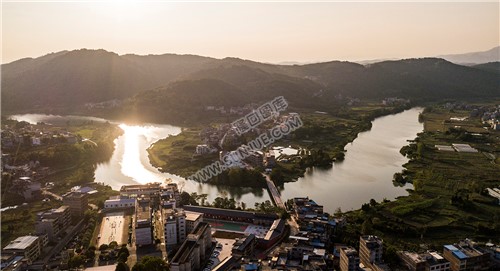 夕阳下辰河旁的华星学校