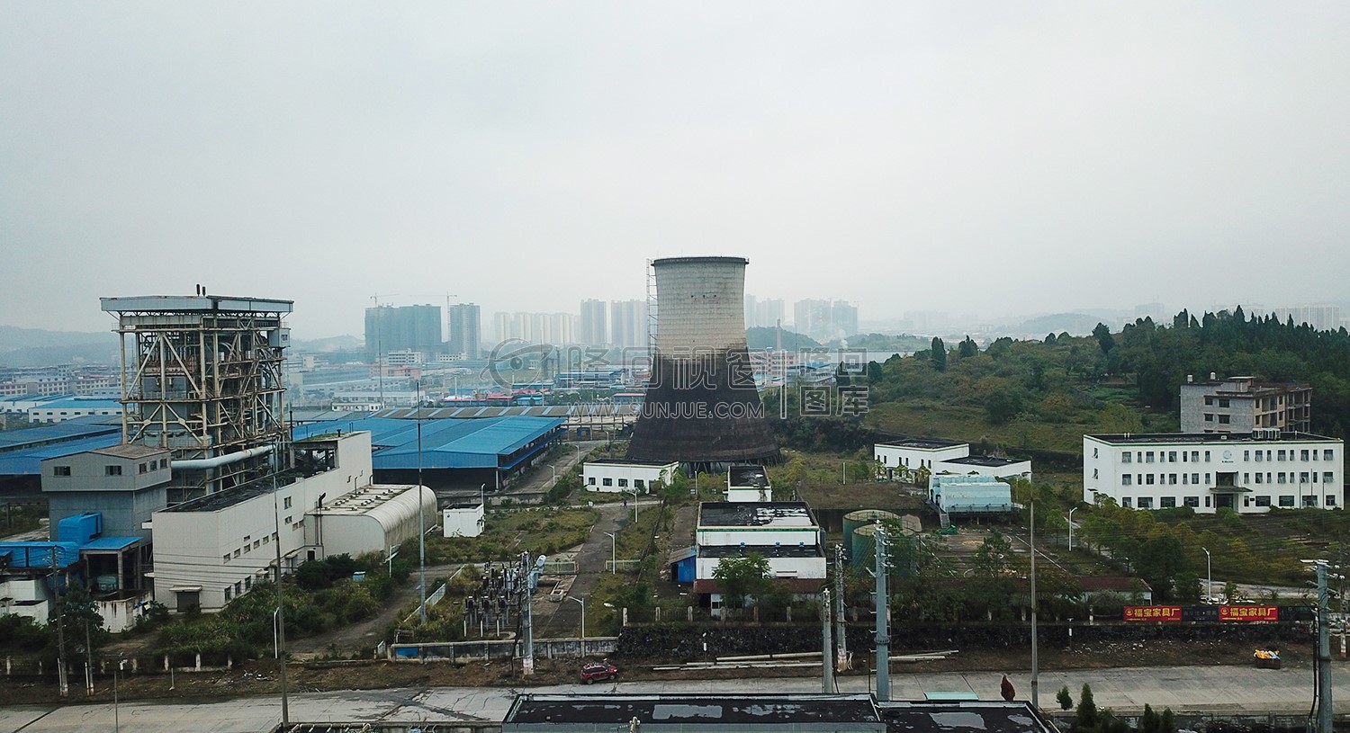 工业内标志性的大烟囱冷却塔