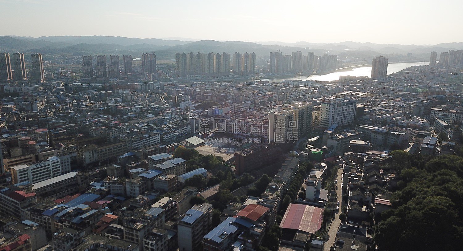 位于县城中心的九龙广场