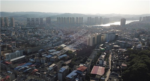 位于县城中心的九龙广场