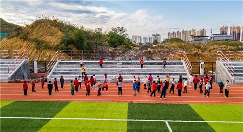 学生们在上体育课