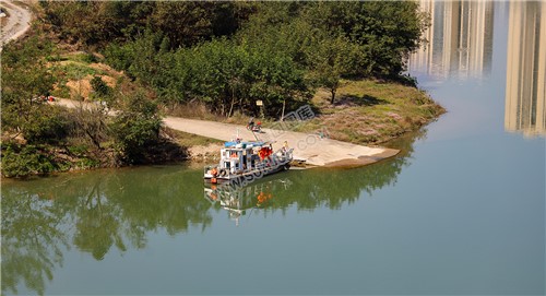 猫头岩渡口上的渡船