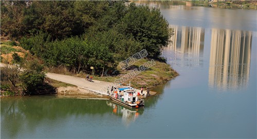 猫头岩渡口上的渡船