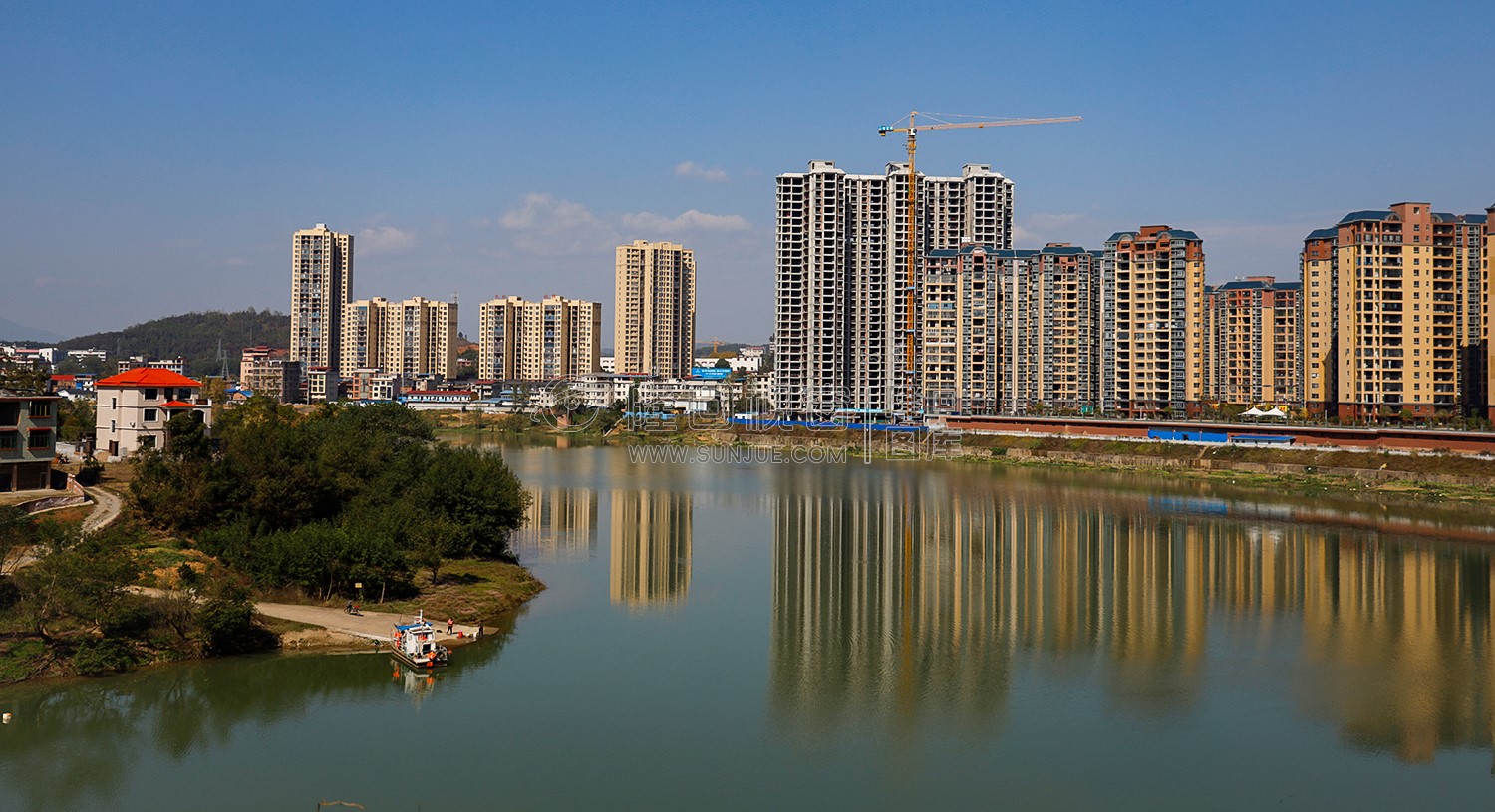 猫头岩渡口上的渡船