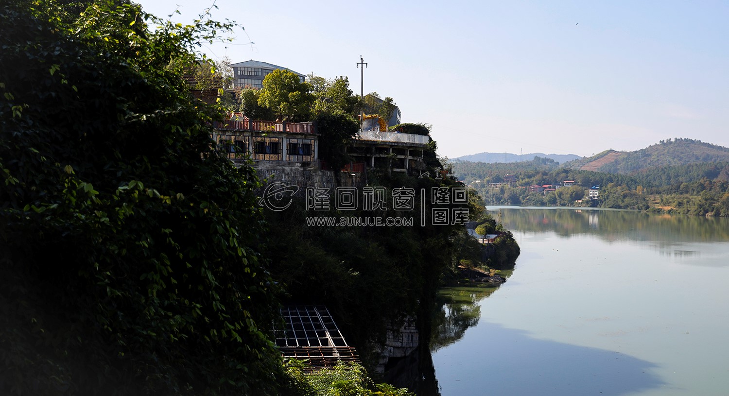 猫头岩渡口上的渡船