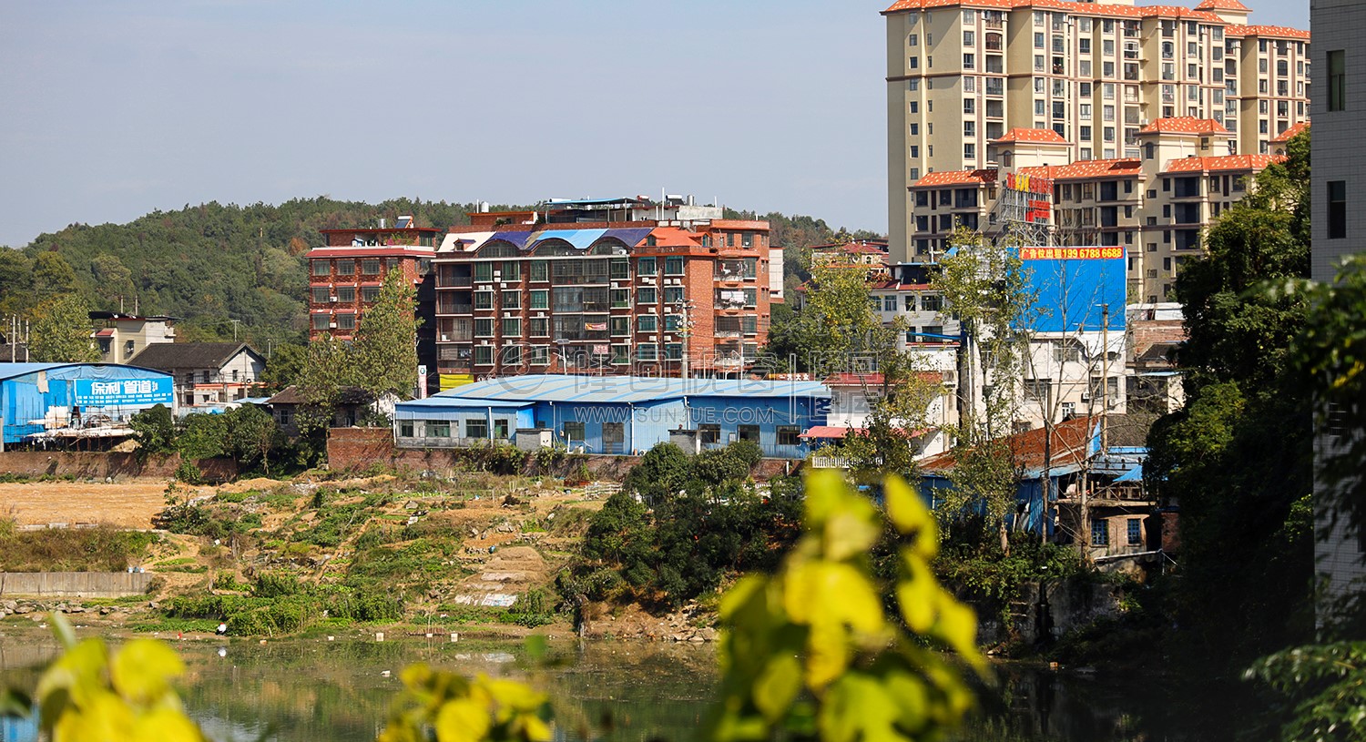 猫头岩渡口上的渡船