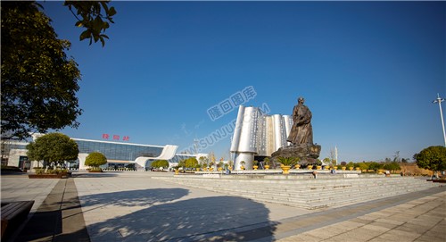 隆回高铁站广场