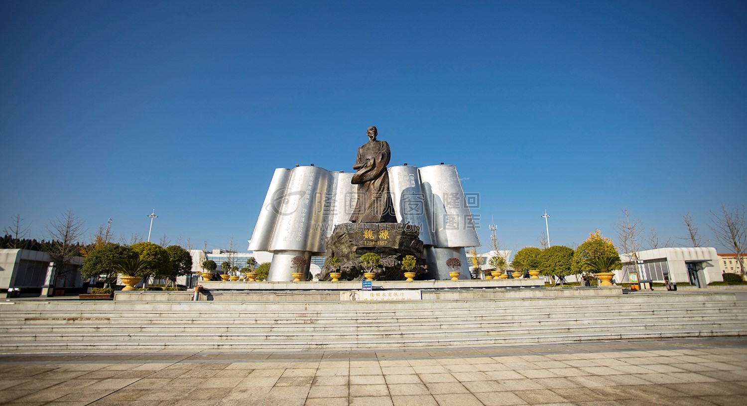 魏源铜像正面
