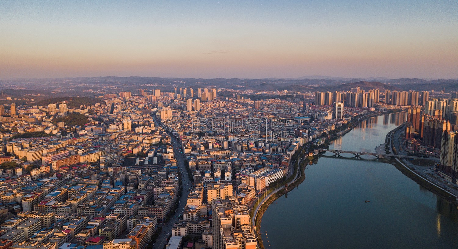 夕阳下的隆回县城