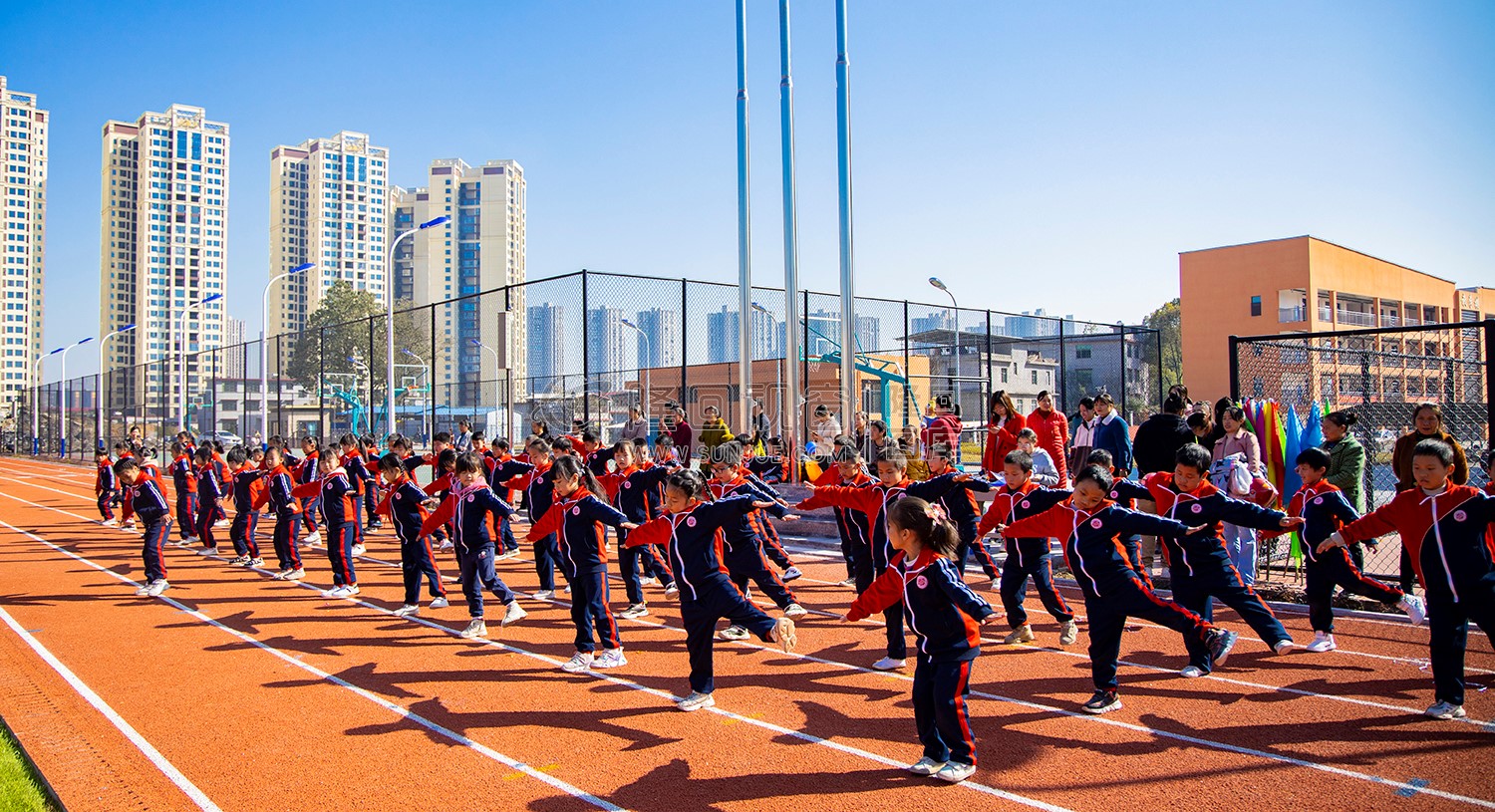 体操比赛的学生们