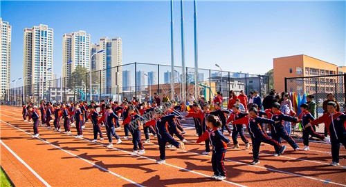 体操比赛的学生们