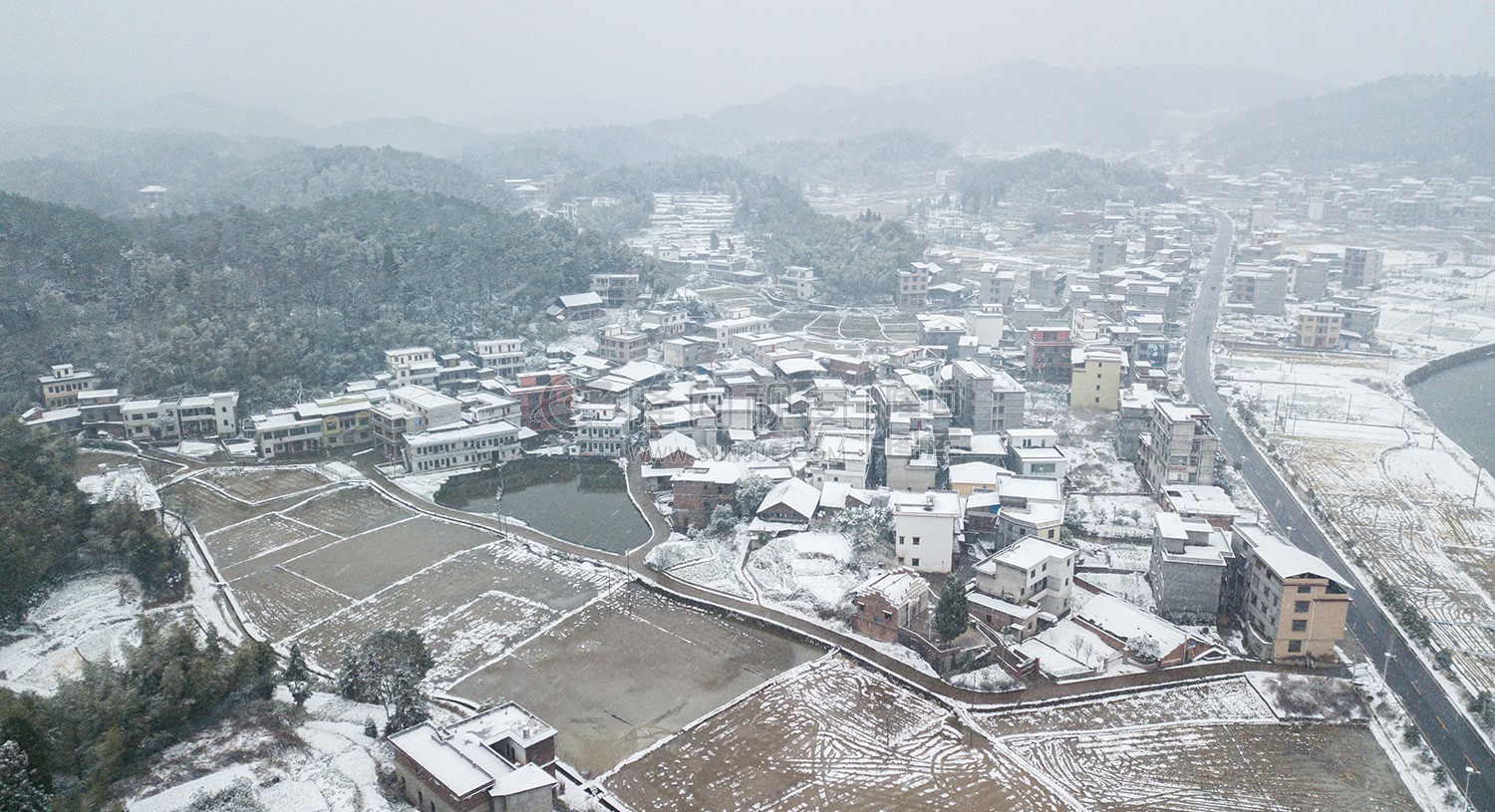 优先村雪景
