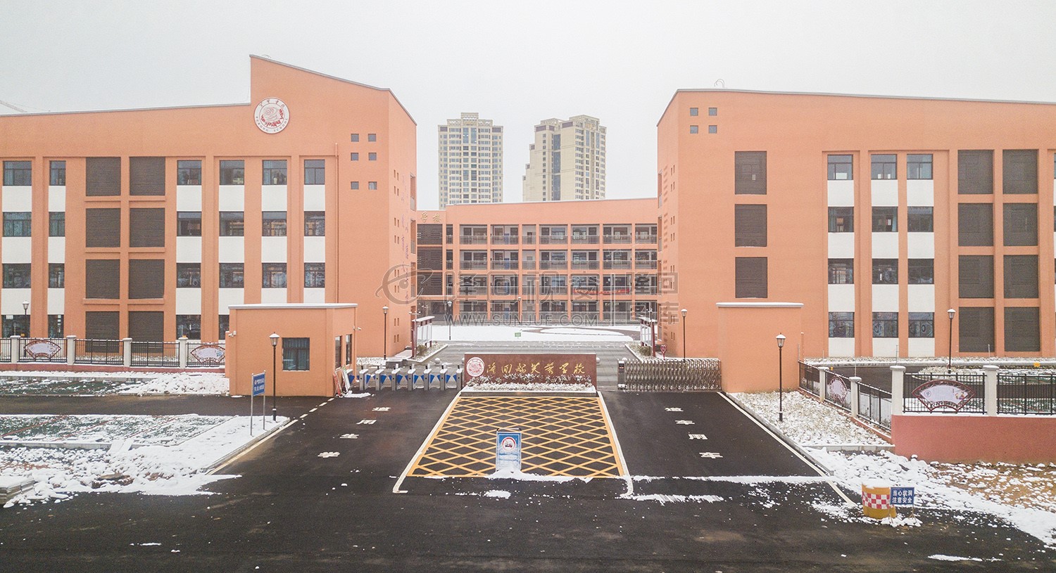 隆回芙蓉学校大门口