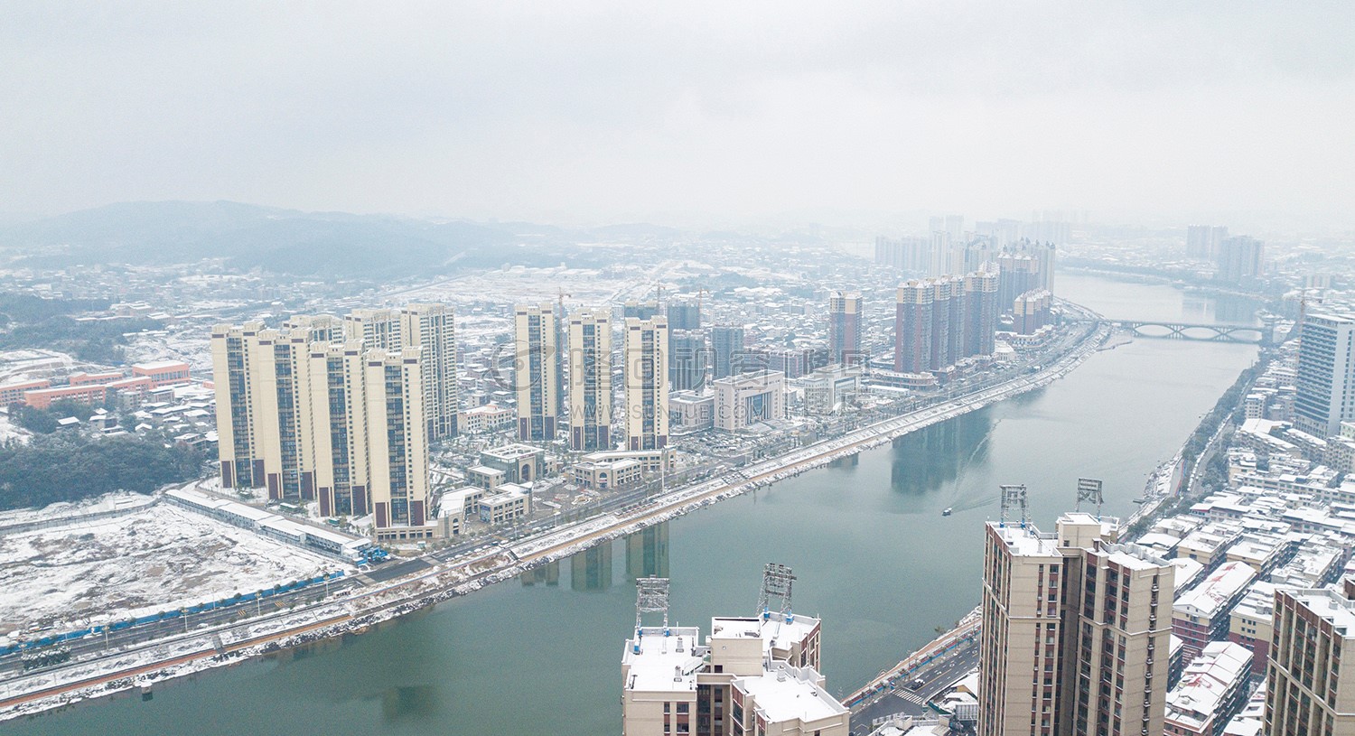 辰河世家方向看江语城