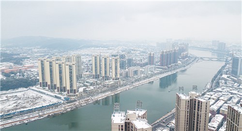 辰河世家方向看江语城