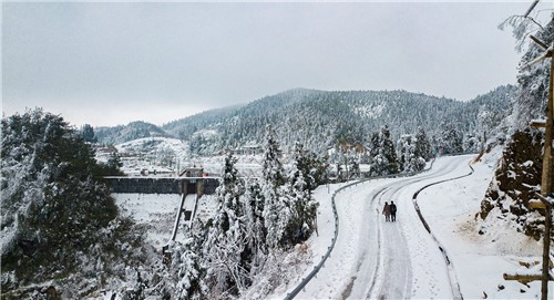 虎形山草原村的雪景