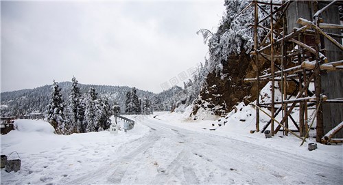 虎形山草原村的雪景