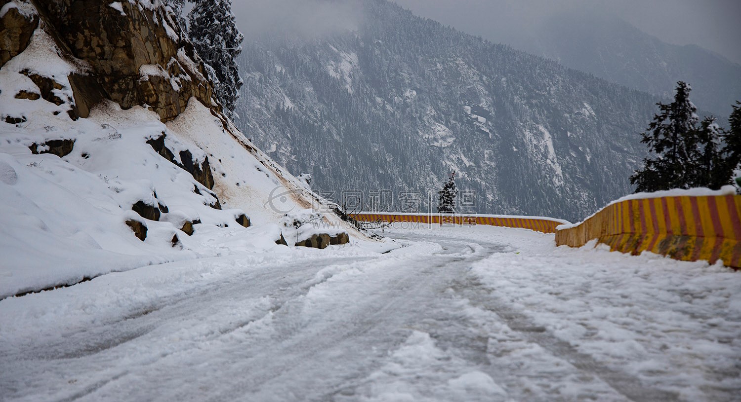 虎形山草原村的雪景