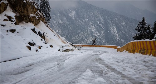 虎形山草原村的雪景