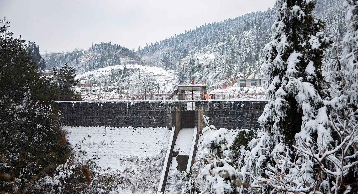 虎形山草原村的雪景