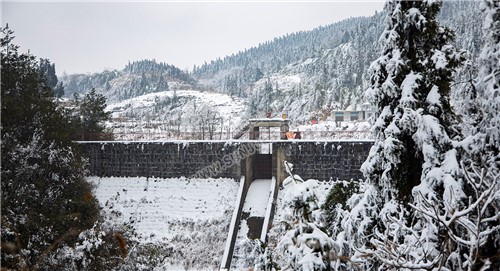 虎形山草原村的雪景