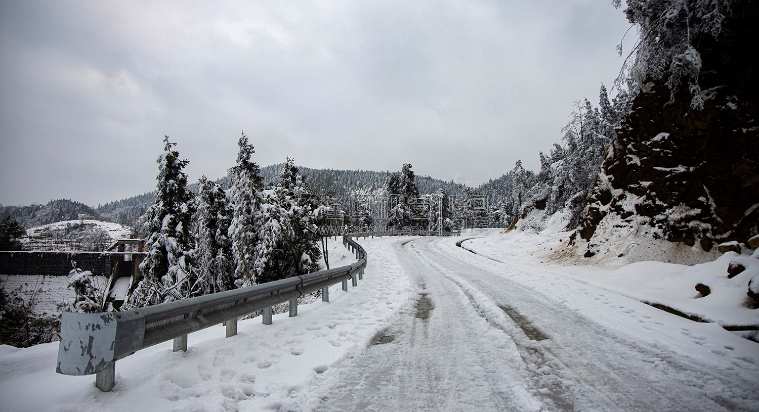 虎形山草原村的雪景