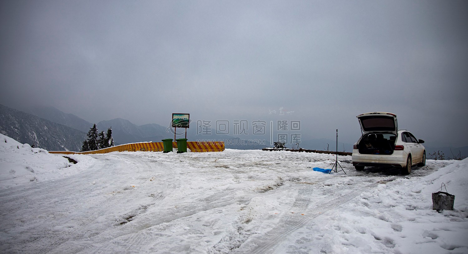 虎形山草原村的雪景