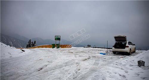 虎形山草原村的雪景