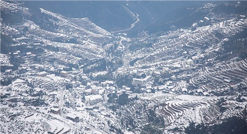 虎形山草原村的雪景