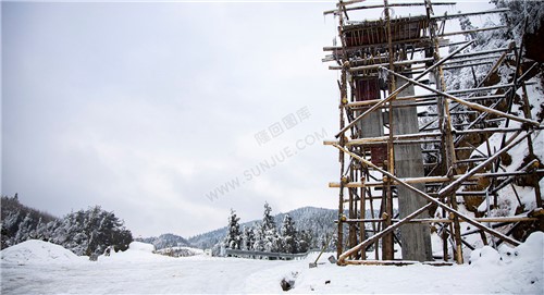 虎形山草原村的雪景
