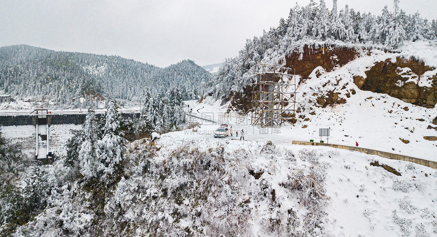 虎形山草原村的雪景