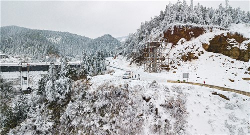 虎形山草原村的雪景