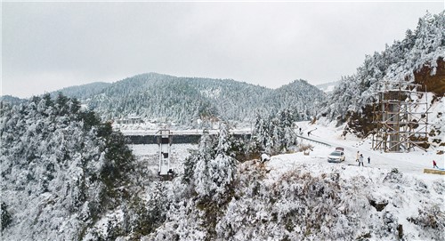虎形山草原村的雪景