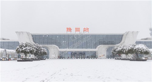 隆回高铁站雪景图