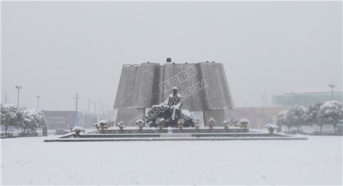 隆回高铁站雪景图