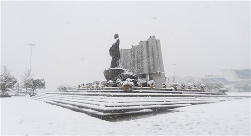 隆回高铁站雪景图