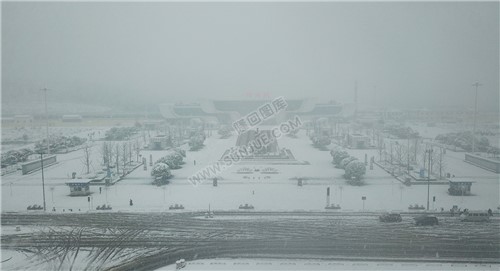 隆回高铁站雪景图