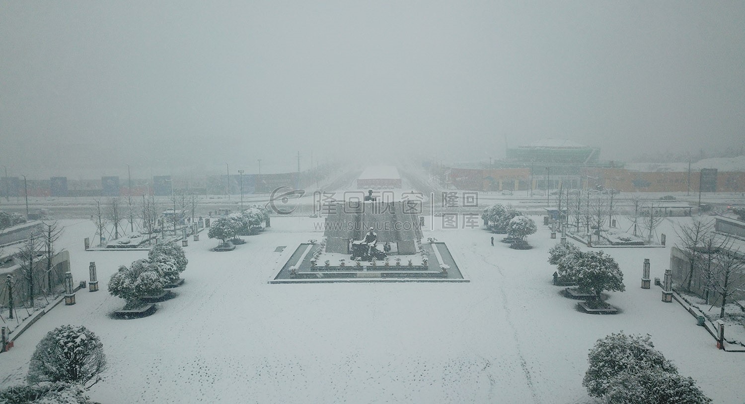 隆回高铁站雪景图