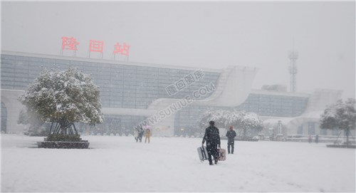 隆回高铁站雪景图