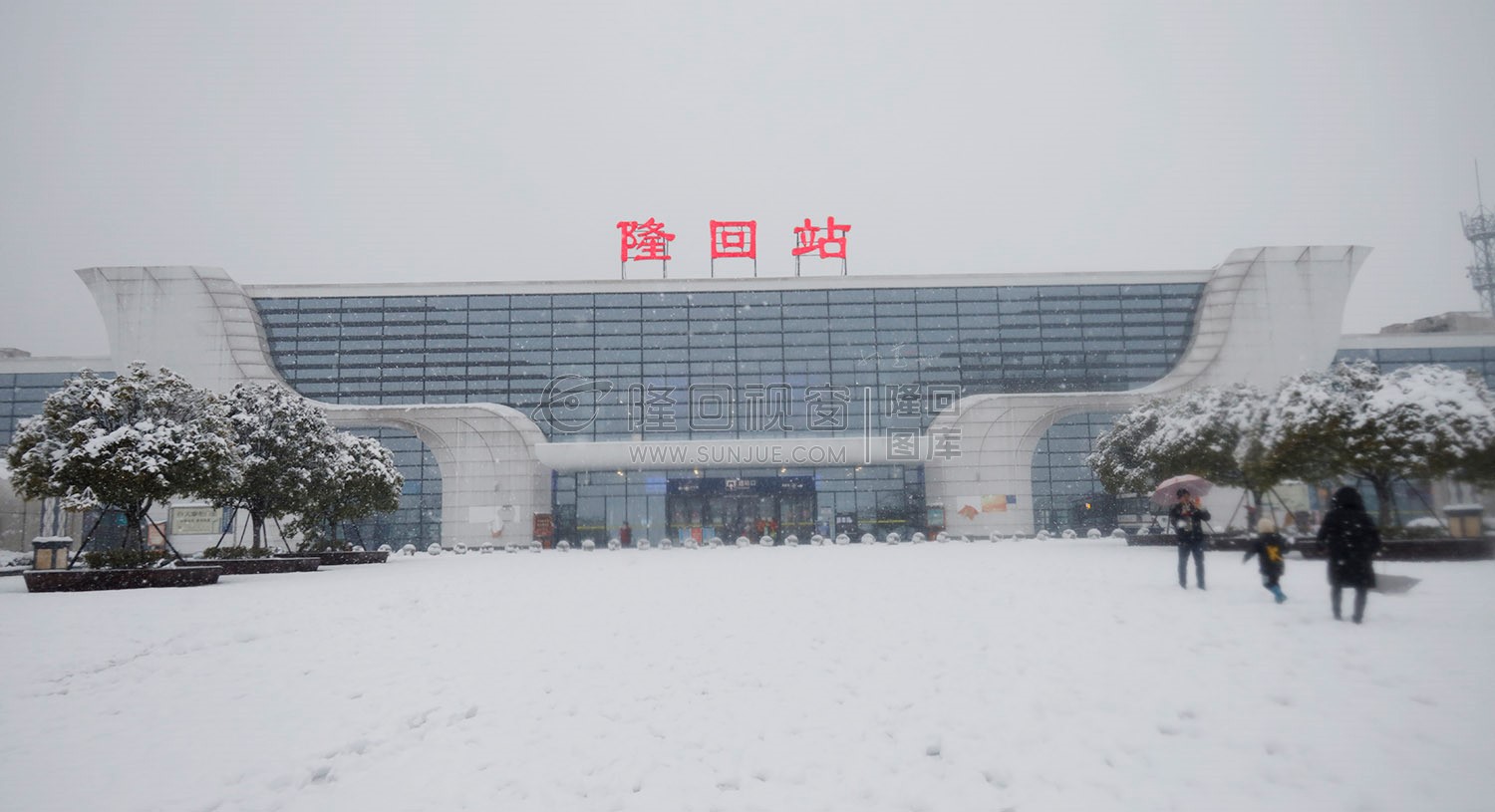 隆回高铁站雪景图