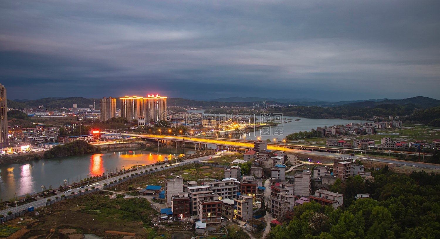 紫霞园大桥的夜景，月亮湾夜景