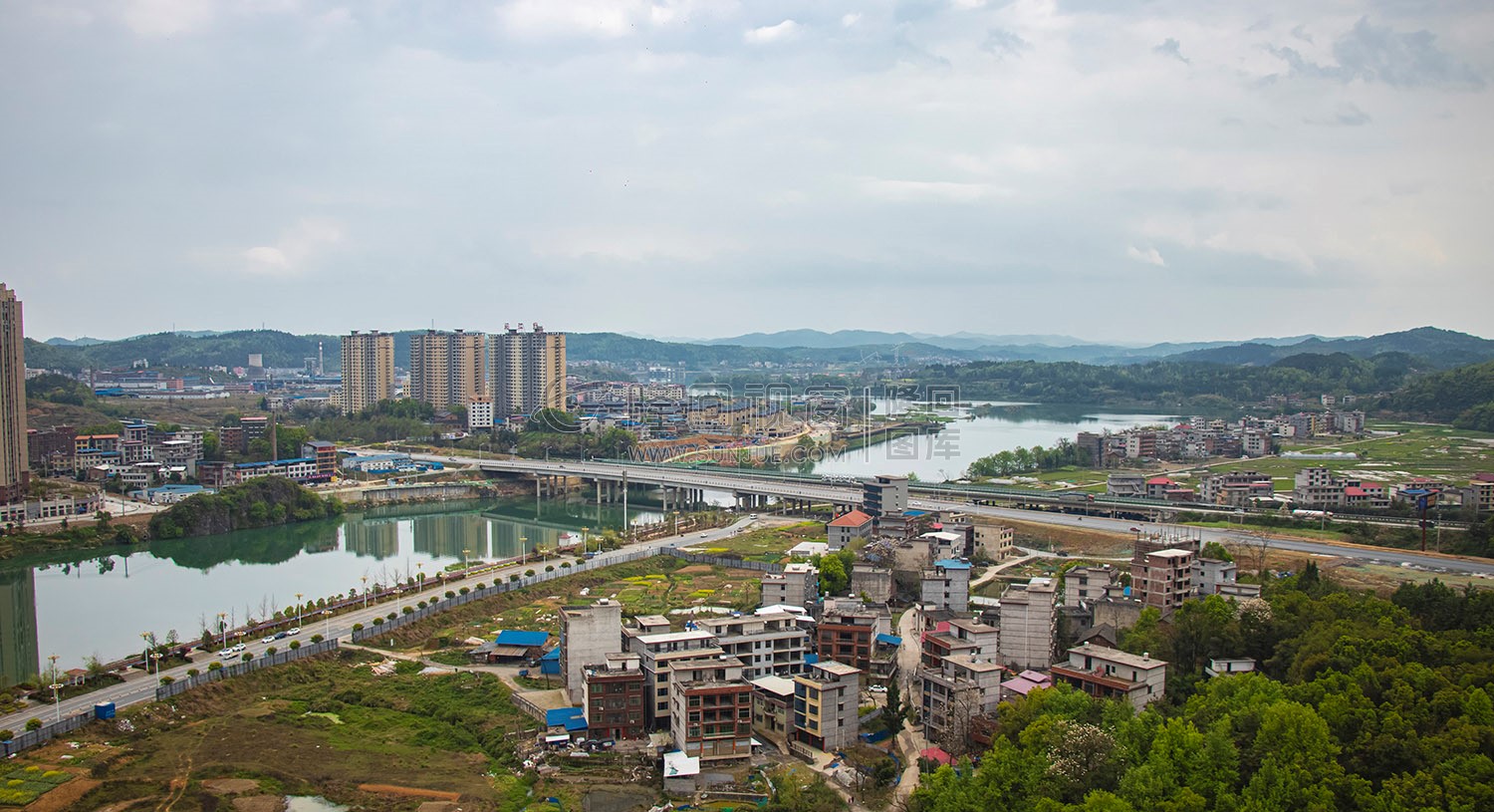 紫霞园大桥的夜景，月亮湾夜景