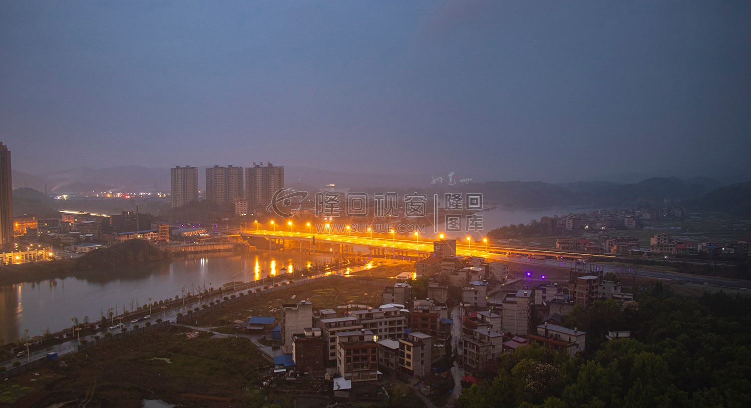 紫霞园大桥的夜景，月亮湾夜景